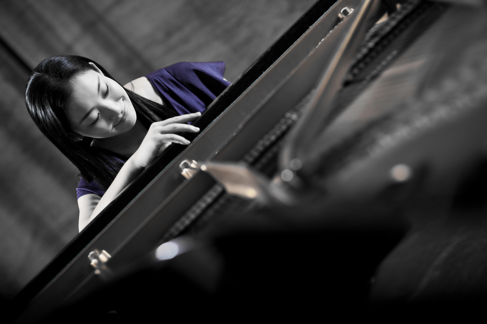グランドピアノに向かい演奏する坂本真由美