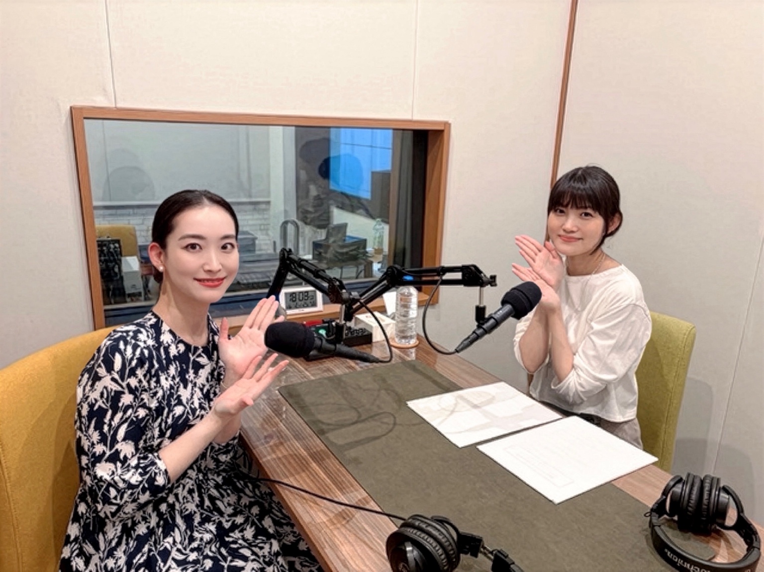 2026年6月のラジオ収録スタジオにいる坂本真由美